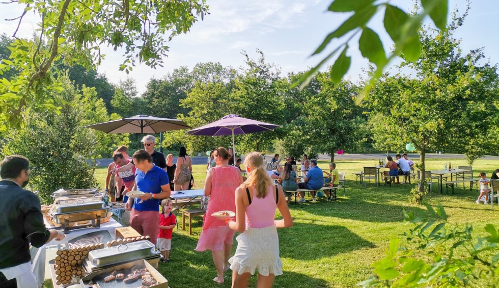 BBQ 5 Les Forges Frankrijk vakantiepark Poitou Charente luxe villa diner.jpg