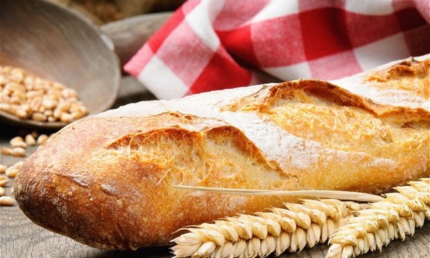 baguette in de vakantievilla met een glas wijn.jpg