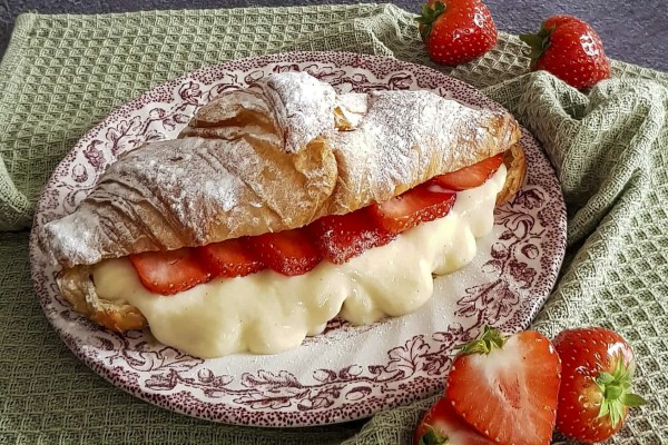 Croissant 2 Zoete croissants met verschillende vullingen.jpg