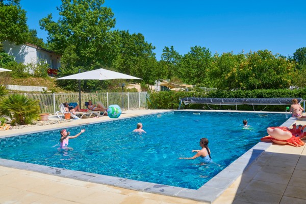 Village des Cigales zwembad 22 vakantiepark Frankrijk vakantiehuis Dordogne Lot Mauroux.jpg