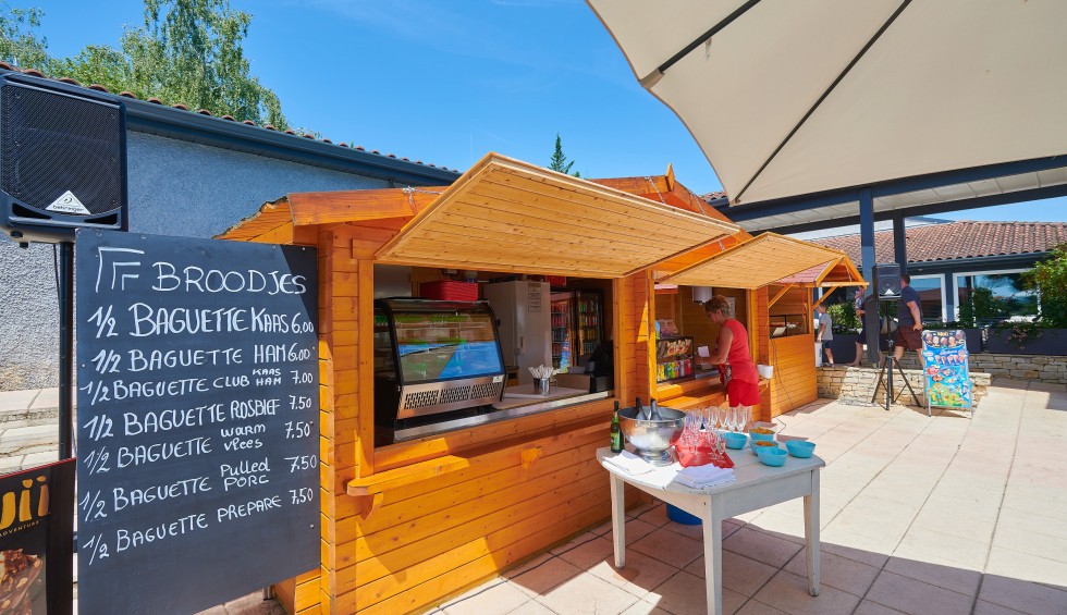 Domaine de Lanzac 2 paviljoen belegde broodjes vakantiepark Frankrijk.jpg