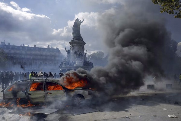 Rellen Frankrijk 5 Protest scholieren en demonstranten, auto in brand.jpg