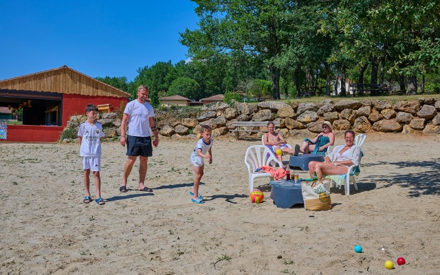 Espinet TR 3S vakantiepark restaurant bar zwembad recreatiemeer Frankrijk Pyreneen.jpg