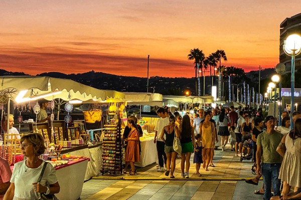 Markt Nans les Pins 11 Antibes Provence vakantie Frankrijk lavendel olijf kaas avond.jpg