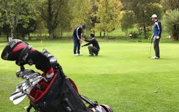 Golf 9 course Frankrijk vakantiepark luxe villa golfresort zwembad tee par club.jpeg