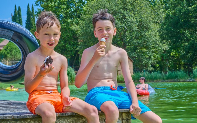 Espinet TR 8S vakantiepark restaurant bar zwembad recreatiemeer Frankrijk Pyreneen.jpg