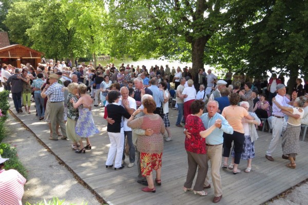 14 juillet 8 Frankrijk feest vakantie park genieten bastide zwembad animatie.jpg