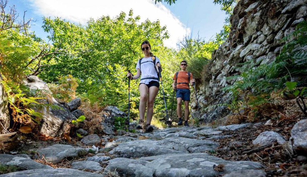 Wandelen 202 Frankrijk bergen natuur vakantie luxe villa gezin wandelschoenen wijngaard kust zee.jpg