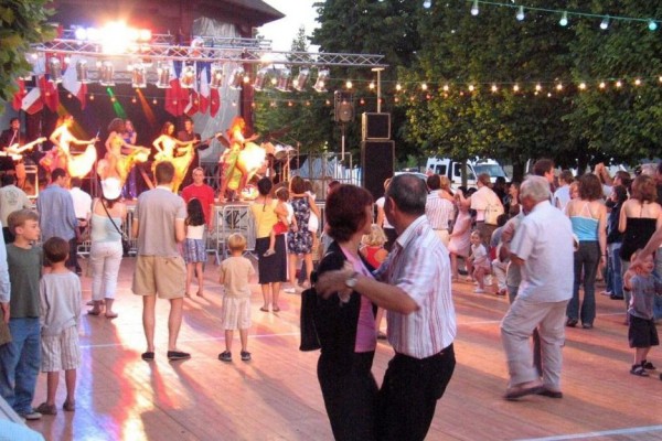 14 juillet 17 Frankrijk feest vakantie park genieten bastide zwembad animatie.jpg