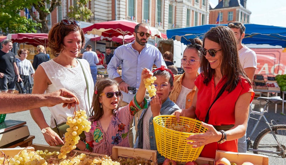 Markt Village des Cigales 3a Dordogne Lot mauroux vakantie Frankrijk gezin.jpg