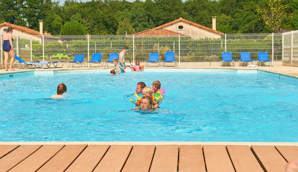 Zwembad 4 Domaine les Forges Frankrijk vakantiepark poitou charentes luxe villa.jpg