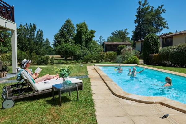 Fronsac 2 zwembad piscine Frankrijk luxe villa vakantiepark Aquitaine Gironde  animatie kinderen res