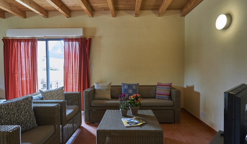 Le Lac Blue vakantiehuis 5 Frankrijk Dordogne sfeervolle living sejour zwembad speeltuin.jpg