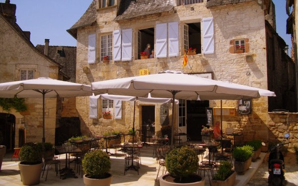 Turenne 5 Frankrijk vakantiepark omgeving toerisme sfeer gezin animatie senioren zwembad.jpg