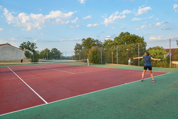 Tennis 4 Domaine de Lanzac vakantiepark luxe villa Frankrijk zwembad animatie.jpg