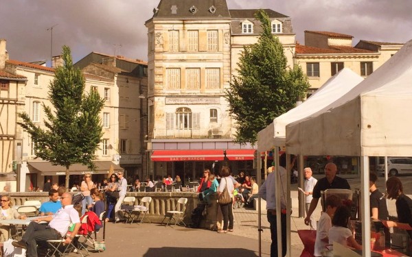Toeristische plaats 2 Saumur Frankrijk Niort Poitiers Rochelle restaurant terras vakantiepark zwemba