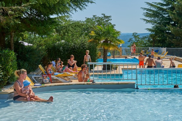 Lanzac zwembad 1 Frankrijk vakantiepark Nederlands Dordogne Lot luxe vakantiehuis animatie kinderen.