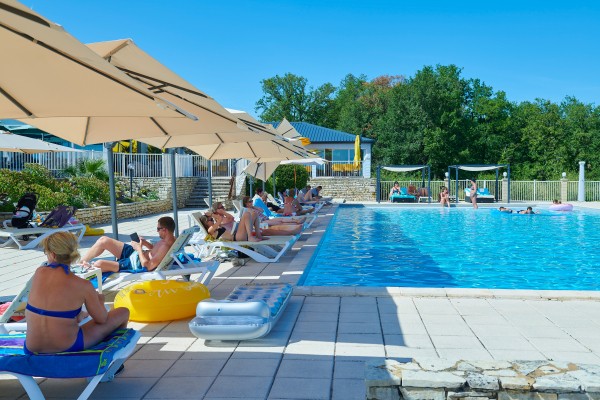 Lanzac zwembad 1 vakantiepark Frankrijk Dordogne luxe villa gezinnen restaurant animatie.jpg