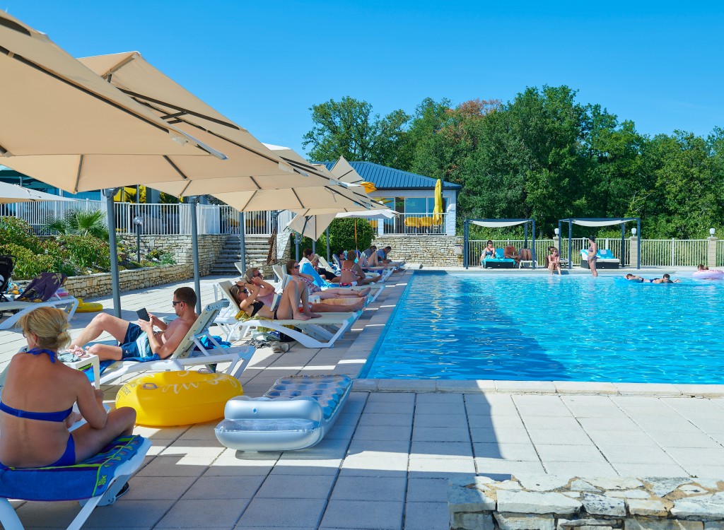 Lanzac zwembad 1 vakantiepark Frankrijk Dordogne luxe villa gezinnen restaurant animatie.jpg
