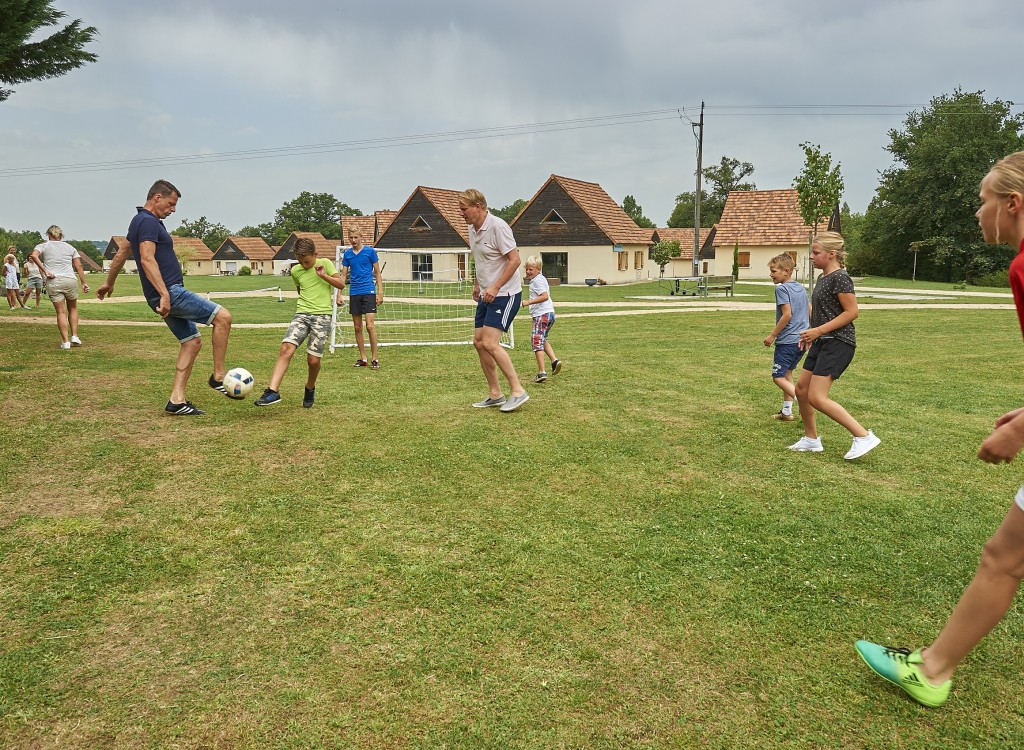 Le Lac Blue 3 vakantiepark Frankrijk kinderen voetballen luxe vakantiehuis airco Dordogne.jpg