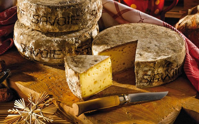 Portes du soleil markt 19 Tomme de Savoie kaas Alpen Frankrijk vakantie.jpg