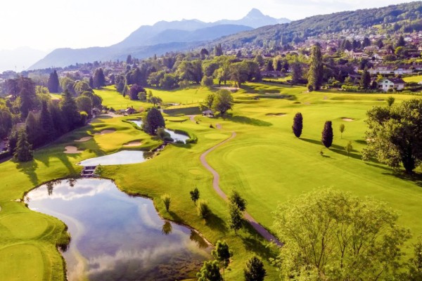 Golf 8 Evian Geneve tijdens vakantie Frankrijk in Abondance AlpChalets Portes du Soleil.jpg