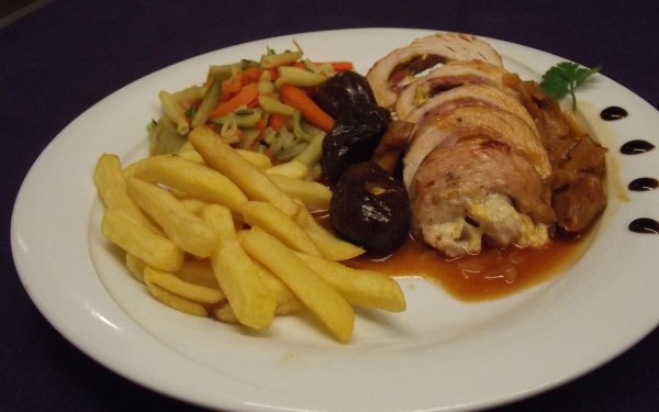 Mauroux 5 restaurant Frankrijk vakantiepark Village des cigales kinderen franse sfeer pommes.jpg