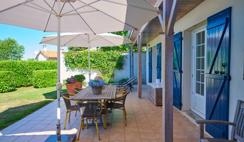 Forges 11 Vieille Vigne zwembad luxe villa vakantiehuis park Frankrijk Poitou Charentes.jpg