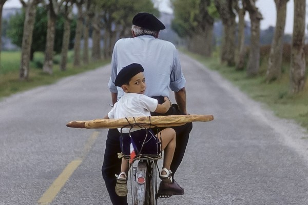 Baguette 4 kind achterop fiets met stokbrood.jpg