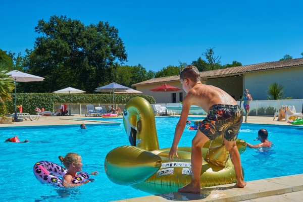 Faciliteiten 3a Chateau de Salles Bordeaux Frankrijk vakantiepark luxe villa animatie zwembad kinder