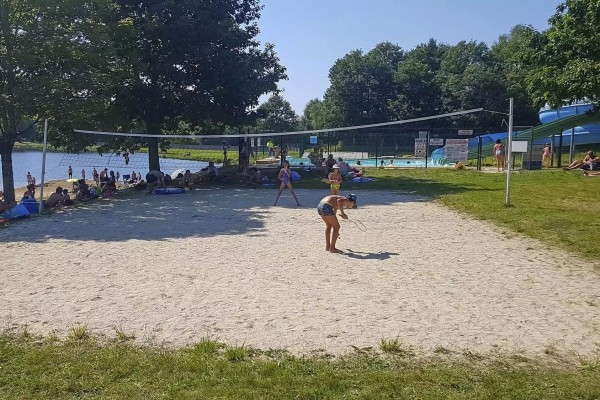 Lac du Tolerme 24 recreatiemeer met tennis, volleybal en waterglijbaan.jpg