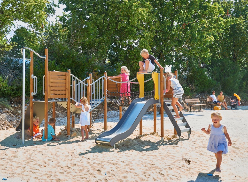 Lanzac speeltuin 2 Frankrijk vakantiepark Nederlands Dordogne Lot luxe vakantiehuis animatie kindere