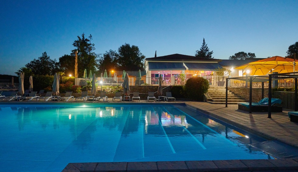 Lanzac zwembad 7a vakantiepark Frankrijk Dordogne luxe villa gezinnen restaurant animatie.jpg