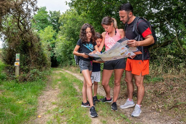 Wandelen Poitou-Charentes 2 gezin kinderen tijdens vakantie in Frankrijk in Les Forges.jpg