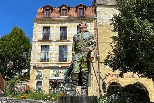 Bergerac 2 Cyrano standbeeld tijdens vakantie in Dordogne Frankrijk.jpg