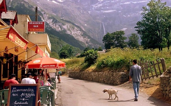 Pyreneeen B15 Pyrenees Oustal del Carlat recreatiemeer vakantiepark terras restaurant  luxe wellness