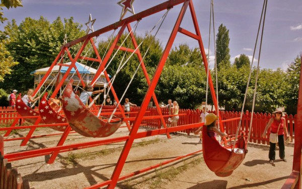 Pretpark 8 Bournat Frankrijk schommel speeltuin kinderen spelen Dordogne vakantiepark restaurant zwe