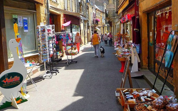 Belves 4 Dordogne perigord Frankrijk vakantie luxe villa toeristisch shoppen.jpg