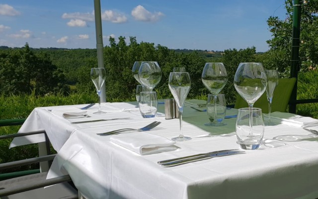 Village des Cigales Frankrijk mauroux restaurant terras uitzicht.jpg