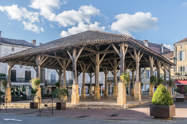 Belves 7 Dordogne perigord Frankrijk vakantie luxe villa toeristisch markt.jpg