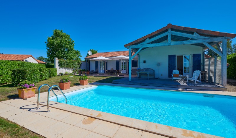 Forges 12 Vieille Vigne zwembad luxe villa vakantiehuis park Frankrijk Poitou Charentes.jpg
