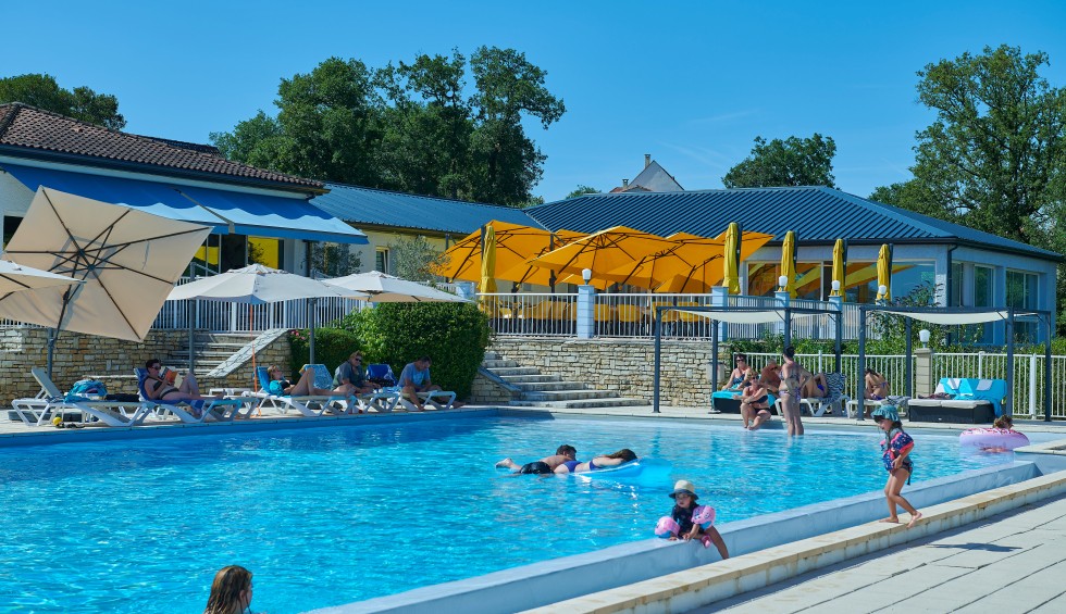 Lanzac zwembad 2 vakantiepark Frankrijk Dordogne luxe villa gezinnen restaurant animatie.jpg