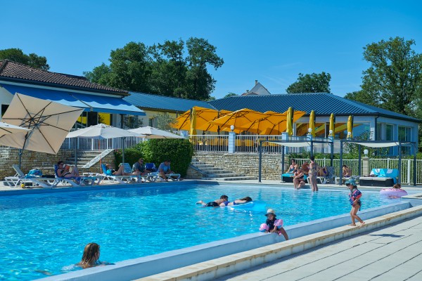 Lanzac zwembad 2 vakantiepark Frankrijk Dordogne luxe villa gezinnen restaurant animatie.jpg