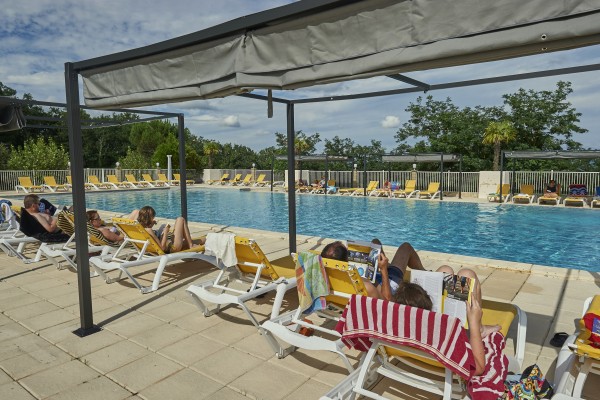 Lanzac zwembad 9 Frankrijk vakantiepark Nederlands Dordogne Lot luxe vakantiehuis animatie kinderen.
