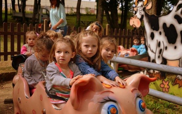 Pretpark 9 Frankrijk Dordogne luxe vakantievilla zwembad zee strand wandelen met hond kinderen in tr