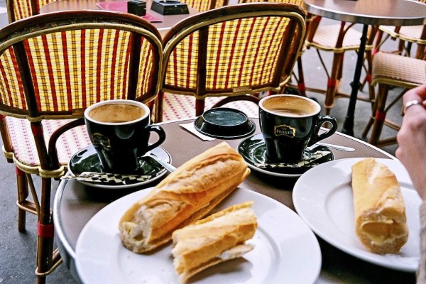 Baguette 2 tafel op terras met koffie en stokbrood.jpg
