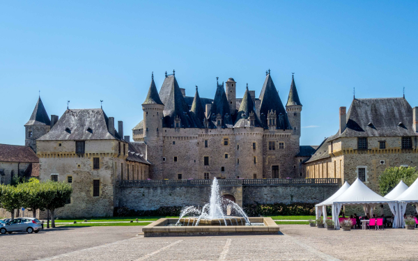 Chateau 6 Frankrijk Dordogne fontein zwembad terras restaurant wifi hond nederlands resort holiday.p