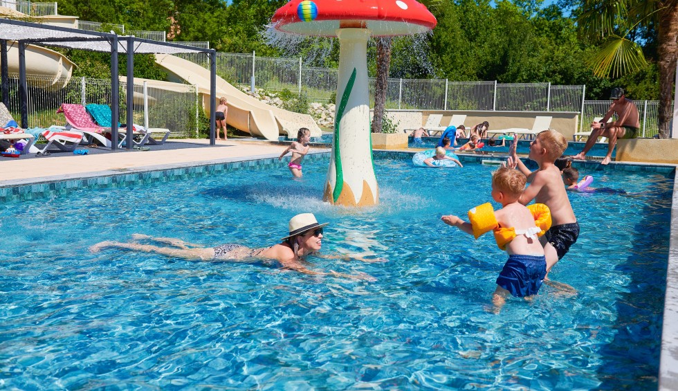 Village des Cigales zwembad 15 vakantiepark Frankrijk vakantiehuis Dordogne Lot Mauroux.jpg