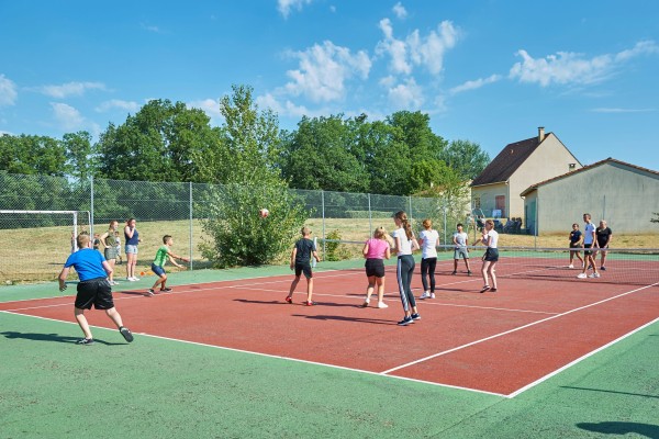 Tennis 5 Domaine de Lanzac vakantiepark luxe villa Frankrijk zwembad animatie.jpg
