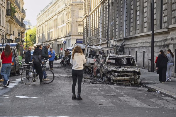 Rellen Frankrijk 5 uitgebrande auto's na protest scholieren.jpg